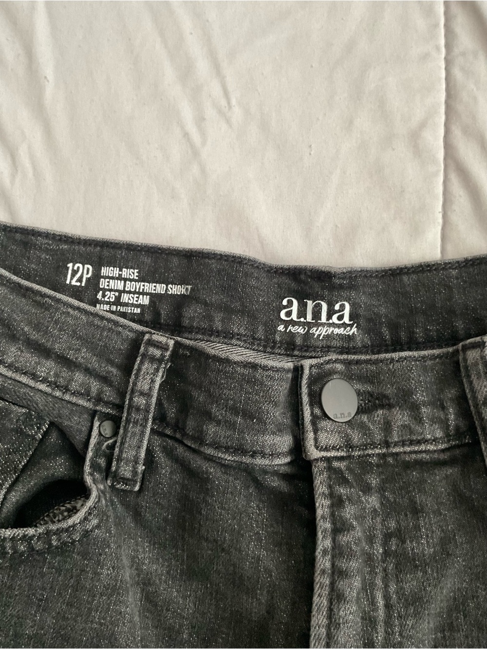 a.n.a Black Washed Frayed-Hem Women's Denim Shorts - Picture 4 of 5